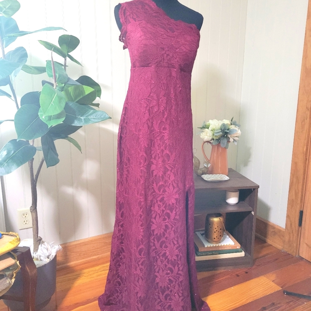 ✨Junior's size 12 one shoulder plum lace gown